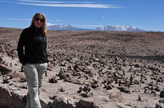 O ponto mais alto da estrada que leva ao Canyon Colca, a mais de 4.800 metros de altitude, é marcado por centenas de apachetas, ou totens de pedra (região de Arequipa, no Peru)